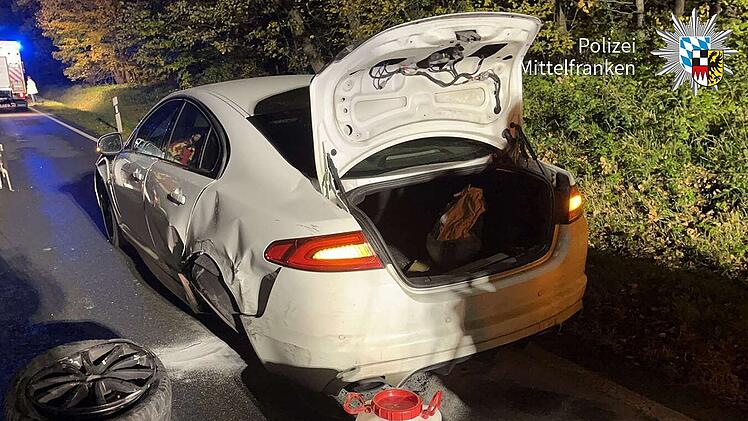 B2 im Kreis Erlangen-Höchstadt: Auto kollidiert mit Pannenfahrzeug - kuriose Ursache