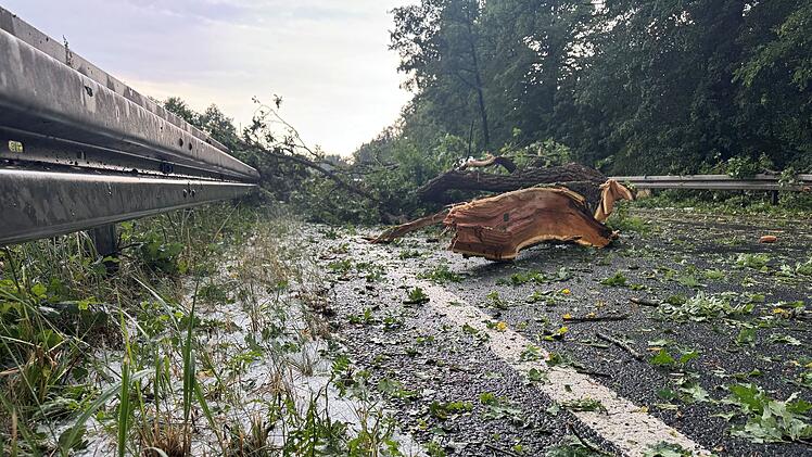 Unwetter w&uuml;tet &uuml;ber Erlangen und N&uuml;rnberg: Hagel und Stra&szlig;enblockaden