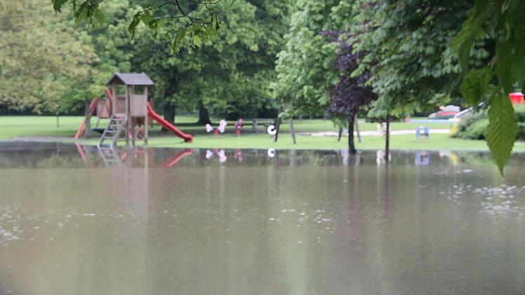 Im Mainleuser Freibad steht die Liegewiese unter Wasser.