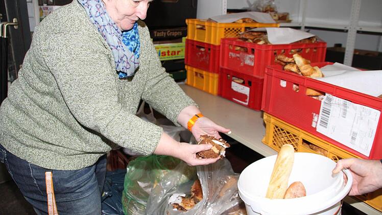 Ein Sack voll Gebäck, matschig, zerbrochen: Vieles davon kann Elfriede Höhn den Tafel-Kunden nicht mehr anbieten. Sauber in eine Kiste gestapelt würden sich die Bedürftigen darüber freuen. Fotos: Dagmar Besand