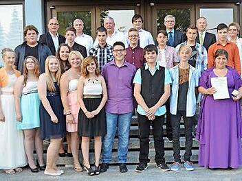 Die Entlassschüler der Albert-Blankertz-Mittelschule, zusammen mit den Bürgermeistern der zum Schulsprengel gehörenden Gemeinden (hinten)  Foto: Thomas Micheel
