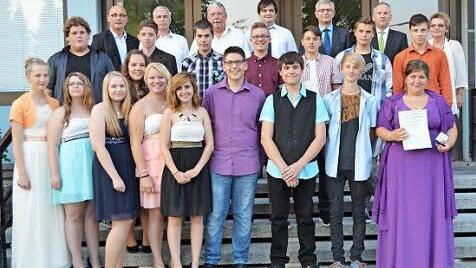 Die Entlassschüler der Albert-Blankertz-Mittelschule, zusammen mit den Bürgermeistern der zum Schulsprengel gehörenden Gemeinden (hinten)  Foto: Thomas Micheel