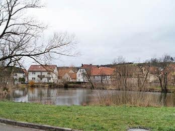 Die Arbeit am Hochwasserkonzept verzögerte die Verschönerung des Dorfsees. Das Areal dort soll aufgewertet werden.  Fotos: Peter Schmieder