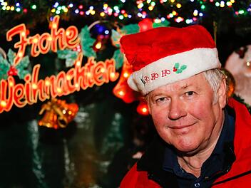 Seit 2005 bringt der 67-jährige Ernst Langert aus Hellingen (Südthüringen) seine Scheune zum Leuchten.  Fotos: Matthias Hoch
