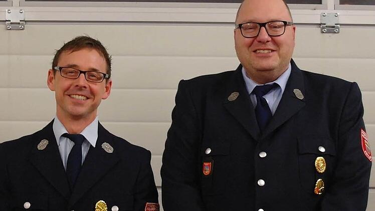 Manuel Kenner (links) und Markus Frank wurden zu Brandmeistern der FFW Zeitlofs ernannt. Foto: Stephanie Elm