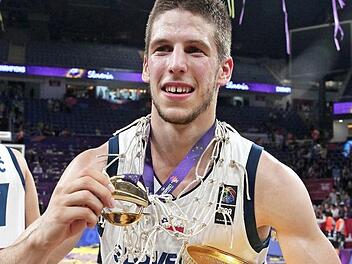 Nach dem 93:85-Triumph im EM-Finale gegen die favorisierten Serben hält Aleksej Nikolic die Goldmedaille stolz in die Kamera. Foto: imago