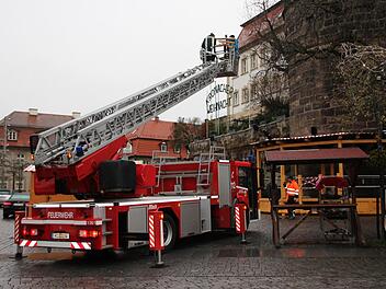 Am Freitag eröffnet der Kronacher Weihnachtsmarkt - heute wurden noch einige Leuchtelemente mit Hilfe der Feuerwehr angebracht. Foto: Anna-Lena Deuerling
