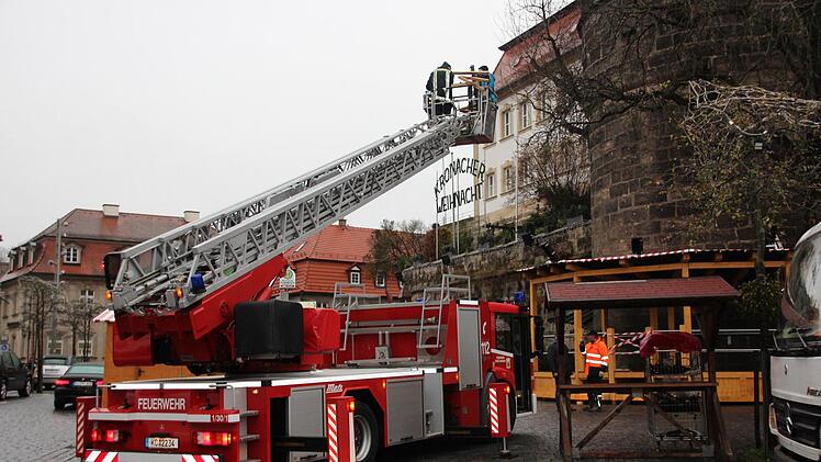 Am Freitag eröffnet der Kronacher Weihnachtsmarkt - heute wurden noch einige Leuchtelemente mit Hilfe der Feuerwehr angebracht. Foto: Anna-Lena Deuerling
