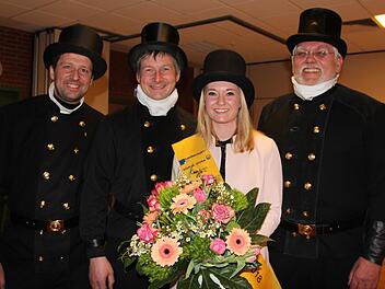 Ramona Brehm im Kreise ihrer Zunftkollegen (von links: ihr Chef Marcel Beland sowie Bernd Jahreis und Richard Herbst von der oberfränkischen Kaminkehrerinnung).Foto: Oliver Schmidt