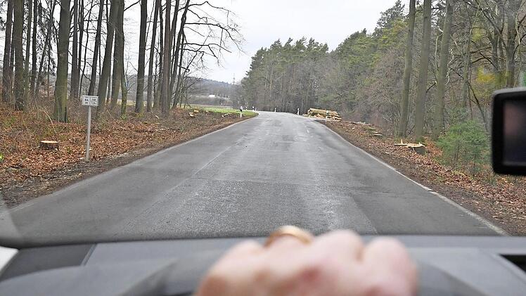 Die Kreisstraße BA 28 führt auf dem Streckenabschnitt zur B 22 durch den Wald. Dort soll die Sicht besser werden. Foto: Ronald Rinklef