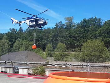 Eine ruhige Hand am Steuerknüppel war gefragt, als die Piloten den Hubschrauber auf engstem Raum über der Entnahmestelle für das Löschwasser in die richtige Position bringen mussten.   Rolf Pralle