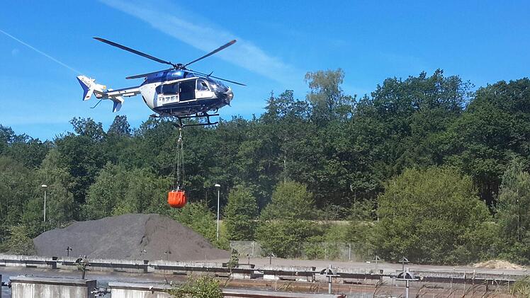 Eine ruhige Hand am Steuerknüppel war gefragt, als die Piloten den Hubschrauber auf engstem Raum über der Entnahmestelle für das Löschwasser in die richtige Position bringen mussten.   Rolf Pralle