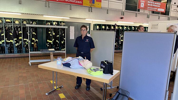 Die Besucherinnen und Besucher konnten sich an verschiedenen Infoständen über die Arbeit der Feuerwehr schlau machen.