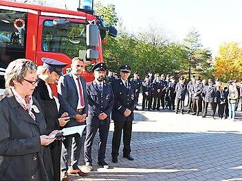 Elfi Lurz und Pfarrer Matthias Maa&szlig; (von links) segneten das neue L&ouml;schfahrzeug der Wei&szlig;enbrunner Feuerwehr.