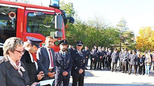 Elfi Lurz und Pfarrer Matthias Maa&szlig; (von links) segneten das neue L&ouml;schfahrzeug der Wei&szlig;enbrunner Feuerwehr.