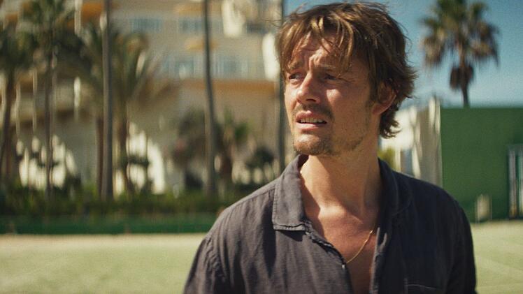 Tom (Sam Riley) arbeitet dort, wo andere Urlaub machen. Und dennoch ist er nicht zufrieden.