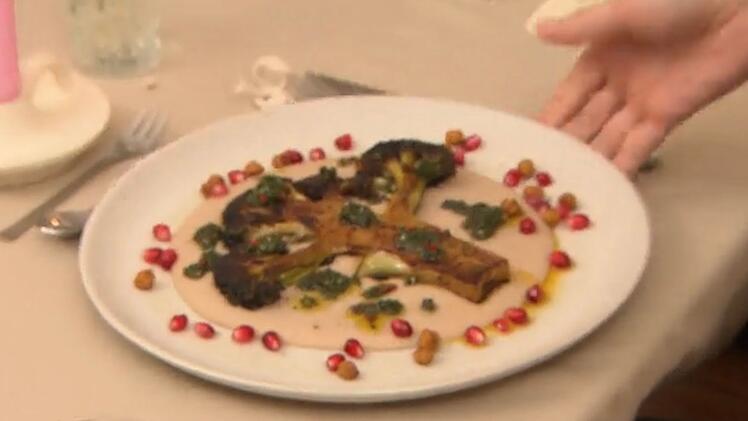 Linas Hauptspeise: Brokkoli-Steak auf Bohnenpüree mit Granatapfelkernen.