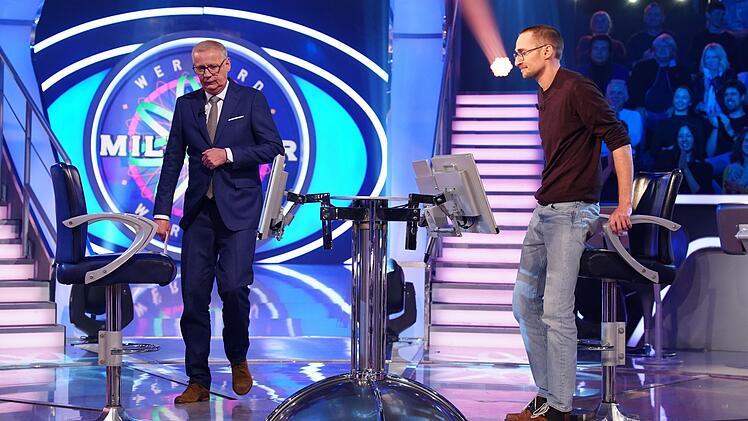 Gel&auml;chter, als Axel Wolf Platz nahm. Der Kandidat fragte sich warum. Er setzte sich versehentlich auf Jauchs Platz.