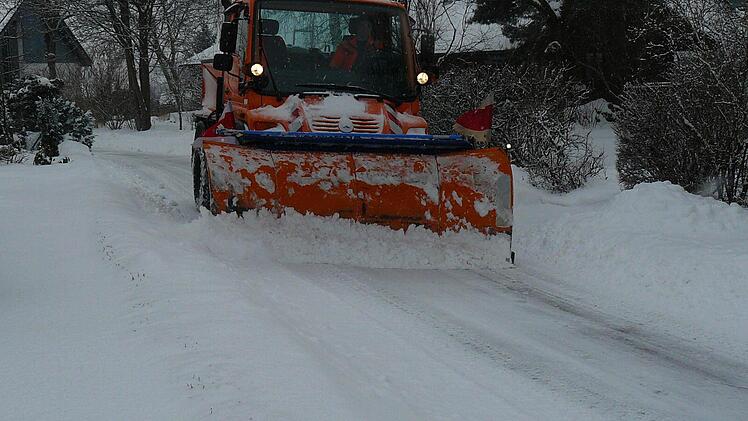 Der Schneepflug der Stadt Kupferberg sorgt am Sonntagfrüh kurz nch 8 Uhr in der Steigerstraße für gute Verkehrsverhältnisse.