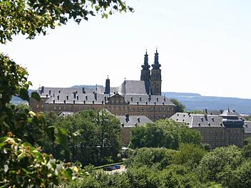 Ideal gelegen für Seminare, Klausuren und Kogresse: Hoch über dem Main, umgeben von viel Wald, ist Kloster Banz nicht nur ein markanter historischer Gebäudekomplex, sondern inzwischen auch ein Begegnungszentrum von europäischem Rang. Fotos: Matthias Einwag