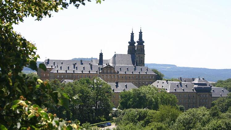 Ideal gelegen für Seminare, Klausuren und Kogresse: Hoch über dem Main, umgeben von viel Wald, ist Kloster Banz nicht nur ein markanter historischer Gebäudekomplex, sondern inzwischen auch ein Begegnungszentrum von europäischem Rang. Fotos: Matthias Einwag