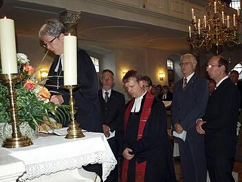 Dekanin Dorothea Richter (links) vollzieht die Einführung von Pfarrer Andreas Krauter (kniend) als neuer Pfarrer von Unterrodach, Zeyern und Wallenfels. Foto: Susanne Deuerling