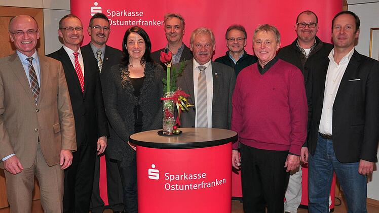Zum 20. Mal vergab die Stiftung der Sparkasse Ostunterfranken Fördermittel in Höhe von 50 200 Euro für Projekte im Landkreis Haßberge. Unser Bild zeigt (von links): Landrat Wilhelm Schneider, Vorstandsmitglied Andreas Linder, Peter Detsch (Nordbayerischer Musikbund), Nina Lorenz (Theaterwerkstatt Haßfurt), Sebastian Worch (Fränkisches Theater Schloss Maßbach), Werner Geisel (Sängergruppe Haßberge), Hermann Bauer (Musikschule Ebern), Michael Hömer (Kultur e.V. Rügheim), Armin Schuler (Musikbah...