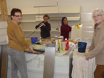 Noch sind die Helferinnen damit beschäftigt, die Regale zu säubern.  Foto: Pöhlmann