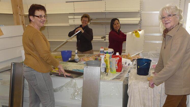 Noch sind die Helferinnen damit beschäftigt, die Regale zu säubern.  Foto: Pöhlmann