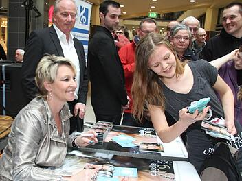 Claudia Jung signierte die CDs, und die Kulmbacher standen Schlange für ein Autogramm. Foto: Sonja Adam