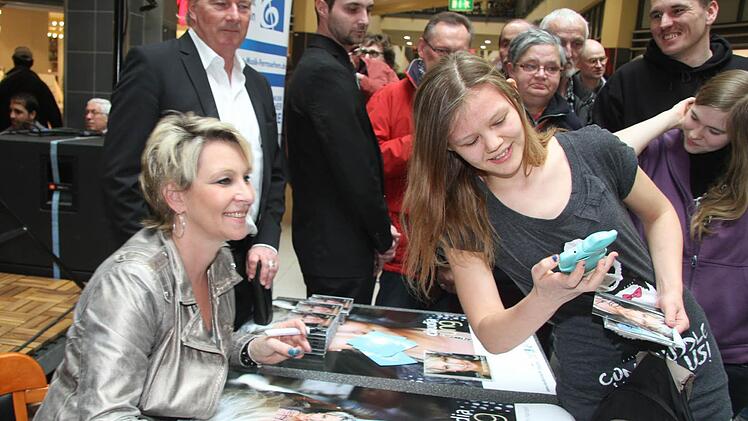 Claudia Jung signierte die CDs, und die Kulmbacher standen Schlange für ein Autogramm. Foto: Sonja Adam