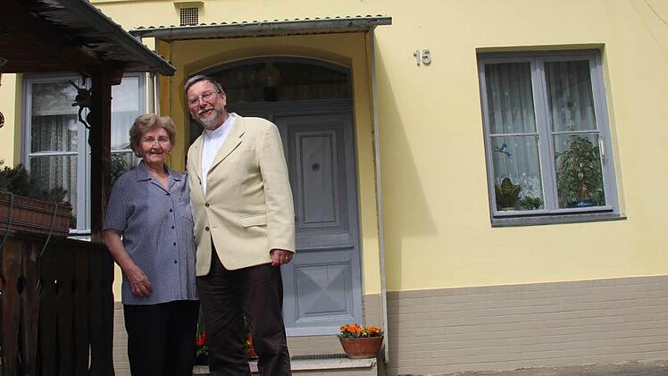 Margarete Krawietz und Hans-Heinrich Eidt halten die Fassadensanierung am Fachwerkhaus in der Kasernenstraße 15 für gelungen. Foto: Helke Renner