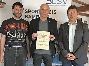 Die BLSV-Verdienstplakette erhielt Wolfgang Heyder vom BLSV-Kreisvorsitzenden Carsten Joneitis (rechts) und Udo Schoberth, Vorsitzender der Bayerischen Sportjugend Bamberg (links) Foto: BLSV