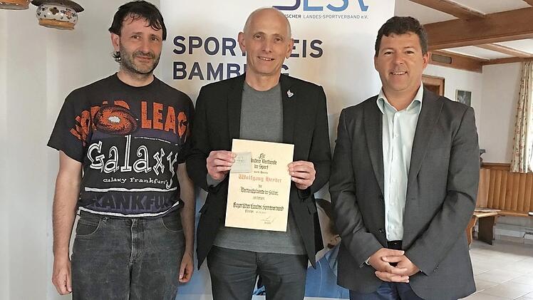 Die BLSV-Verdienstplakette erhielt Wolfgang Heyder vom BLSV-Kreisvorsitzenden Carsten Joneitis (rechts) und Udo Schoberth, Vorsitzender der Bayerischen Sportjugend Bamberg (links) Foto: BLSV