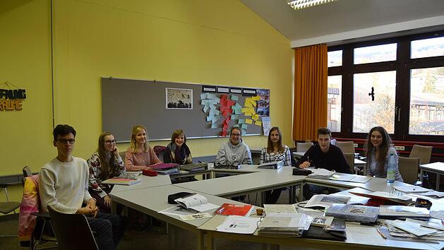 Noch viel Arbeit vor sich: Die Seminarteilnehmer des Praxis-Seminars "J&uuml;disches Leben in Bad Br&uuml;ckenau-Erinnerung, Mahnung und Auftrag" der Oberstufe des Franz-Miltenberger-Gymnasiums in ihrem Seminarraum. Johannes Schlereth