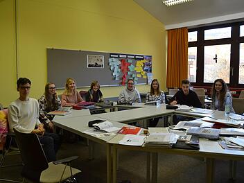 Noch viel Arbeit vor sich: Die Seminarteilnehmer des Praxis-Seminars "Jüdisches Leben in Bad Brückenau-Erinnerung, Mahnung und Auftrag" der Oberstufe des Franz-Miltenberger-Gymnasiums in ihrem Seminarraum. Johannes Schlereth