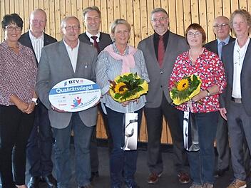 Bei der Verleihung des Qualitätssiegels "Seniorenfreundlicher Verein" an den TVU: von links Christine Busch, Hartmut Fleischmann, Alfred Klinger, Landrat Klaus Löffler, Birgit Nahr, Landrat Michael Busch, Gesine Heppt, Marktgemeinderat Hubert Bär und Hartmut Jahn. Foto: eh