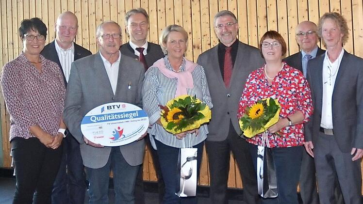 Bei der Verleihung des Qualitätssiegels "Seniorenfreundlicher Verein" an den TVU: von links Christine Busch, Hartmut Fleischmann, Alfred Klinger, Landrat Klaus Löffler, Birgit Nahr, Landrat Michael Busch, Gesine Heppt, Marktgemeinderat Hubert Bär und Hartmut Jahn. Foto: eh