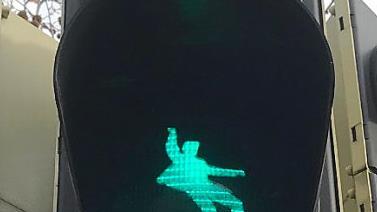 In Friedberg zeigt das rote "Elvismännchen" den Sänger am Mikrofonständer. Unverkennbar: Elvis the pelvis in der Pose, die sein Markenzeichen war. Fotos: Busch / Grafik: Klumb