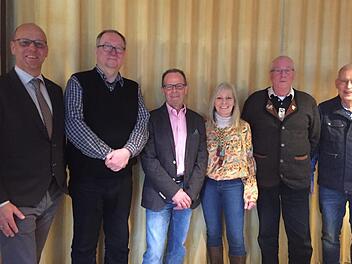 Bürgermeister Gerd Kleinhenz (von links) freut sich, dass der Rhönklub-Zweigverein Wildflecken weiter besteht. Bei der Versammlung wurde der Vorstand gewählt:  Werner Krech, Wolfgang Illek, Steffi Eiter, Ottmar Bohn, Konrad Tripp. Foto: Regina Rinke