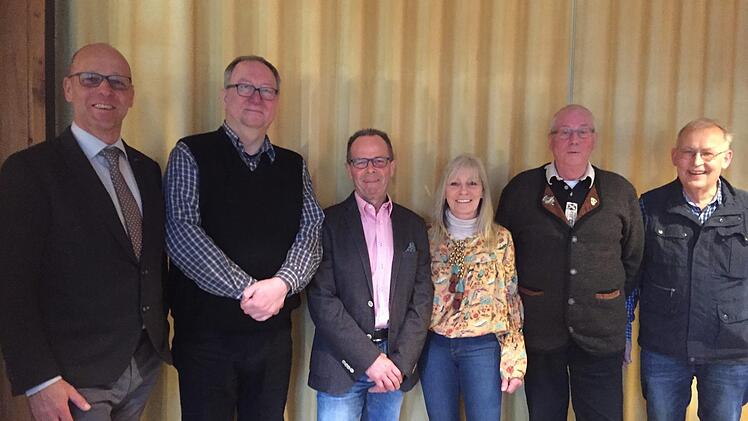 Bürgermeister Gerd Kleinhenz (von links) freut sich, dass der Rhönklub-Zweigverein Wildflecken weiter besteht. Bei der Versammlung wurde der Vorstand gewählt:  Werner Krech, Wolfgang Illek, Steffi Eiter, Ottmar Bohn, Konrad Tripp. Foto: Regina Rinke