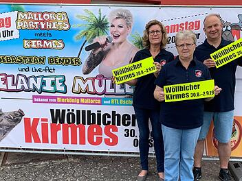 Die Wöllbicher Kirmes lockt nach Wollbach, Burkardroth. Mit dabei ist Ex-Dschungelkönigin Melanie Müller. Auf dem Foto (von links) Birgit Below, Elvira Huppmann und Matthias Wehner.   Foto: Anja Vorndran