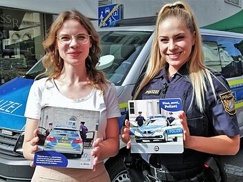 Polizistin Franziska Koch und Verlegerin Monika Schaub stellten beim Kinderstadtmarkt das Bilderbuch "Eins, zwei, Polizei" vor. Foto: Sigismund von Dobschütz