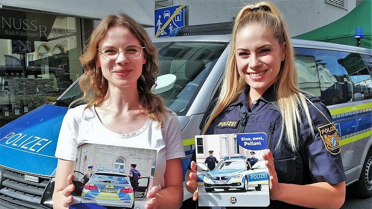 Polizistin Franziska Koch und Verlegerin Monika Schaub stellten beim Kinderstadtmarkt das Bilderbuch "Eins, zwei, Polizei" vor. Foto: Sigismund von Dobschütz