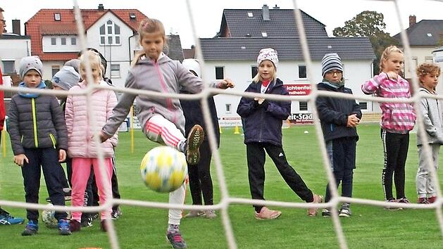 Im Beisein von FCL-Jugendleiter Michael Robisch (links) bewirbt sich hier eine Sch&uuml;lerin der Klasse 2a der Dr.-Ro&szlig;bach-Grundschule mit einem Schuss auf das Tor um den Titel des "Elferk&ouml;nigs". Foto: Alfred Thieret