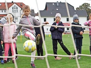 Im Beisein von FCL-Jugendleiter Michael Robisch (links) bewirbt sich hier eine Schülerin der Klasse 2a der Dr.-Roßbach-Grundschule mit einem Schuss auf das Tor um den Titel des "Elferkönigs". Foto: Alfred Thieret
