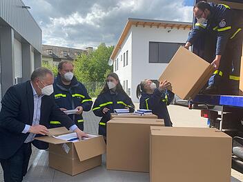 Hier wird kräftig angepackt: Auf dem Foto (von links) Landrat Thomas Bold, Philipp Kiesel, Maximilian Knappik, Kristina Kiesel und Ulrike Kiesel vom THW, Ortsverband Bad Kissingen.