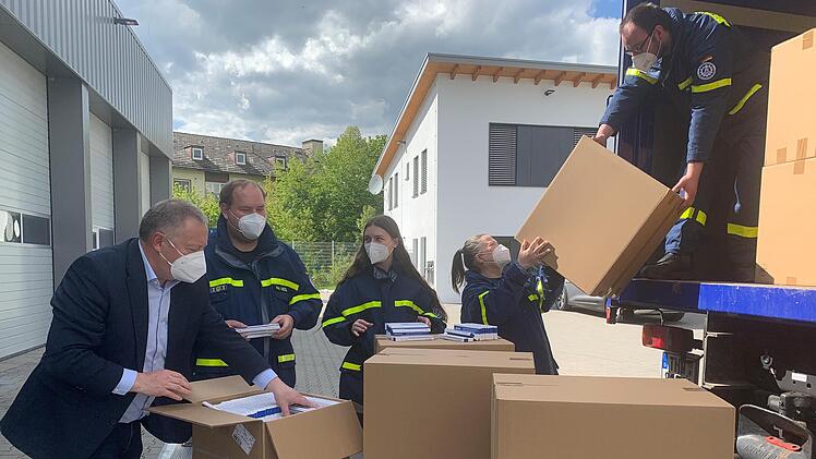 Hier wird kräftig angepackt: Auf dem Foto (von links) Landrat Thomas Bold, Philipp Kiesel, Maximilian Knappik, Kristina Kiesel und Ulrike Kiesel vom THW, Ortsverband Bad Kissingen.