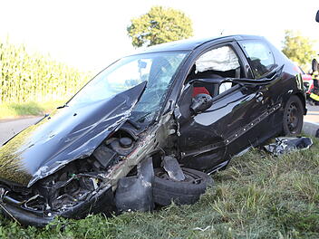 Ansbach: Auto kracht auf B13 in Gegenverkehr - Helfer ziehen verletzte Frau (47) aus Auto