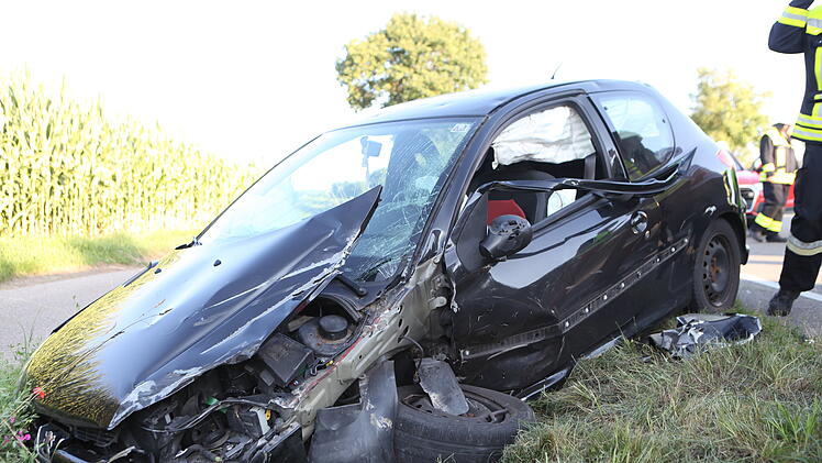 Ansbach: Auto kracht auf B13 in Gegenverkehr - Helfer ziehen verletzte Frau (47) aus Auto